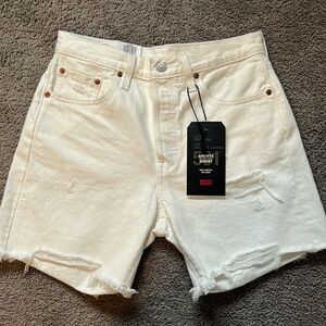 Brand New With Tags Women’s Levi’s 501 Mid-Length Shorts